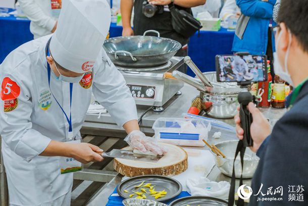 口述:我和90后小男生瘋狂約會(huì)的30天 口述:我和90后小男生瘋狂約會(huì)的30天